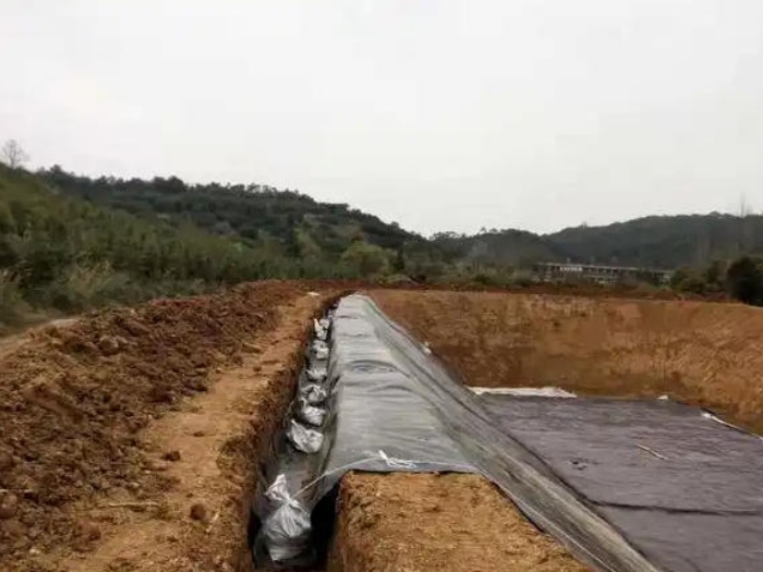 土工膜錨固溝施工不規范，后期邊角滲漏漏氣